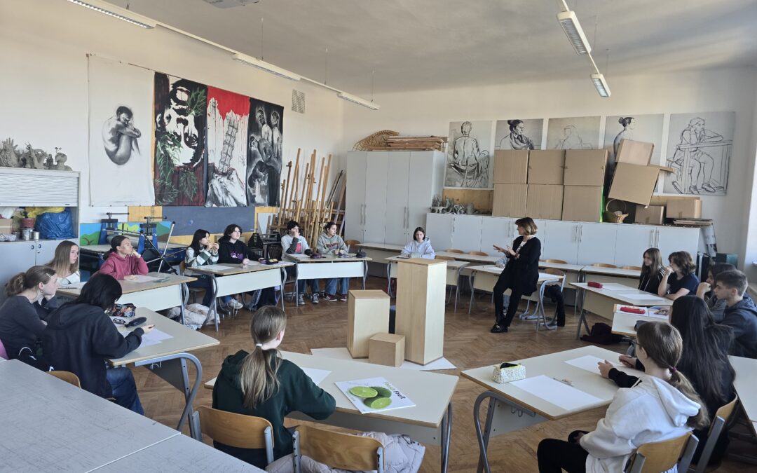 Učenci poslušajo razlago in ustvarjajo likovno nalogo